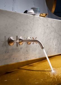 luxury faucet running at the immerse fixtures showroom